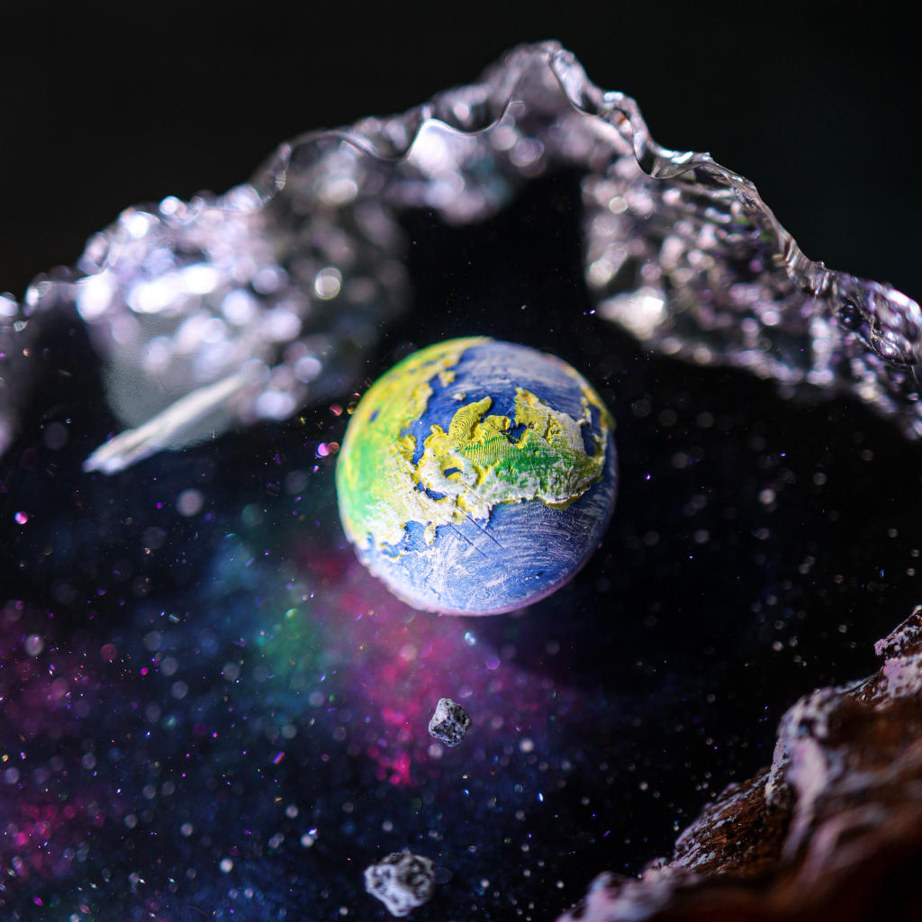 The Earth and Astronaut Epoxy Lamp Ver 2 - Image 4