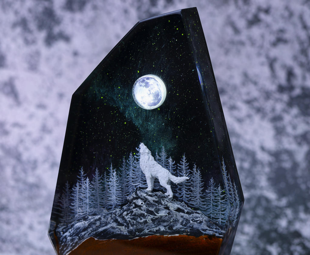 Aurora Borealis Howling Wolf Lamp - Image 11