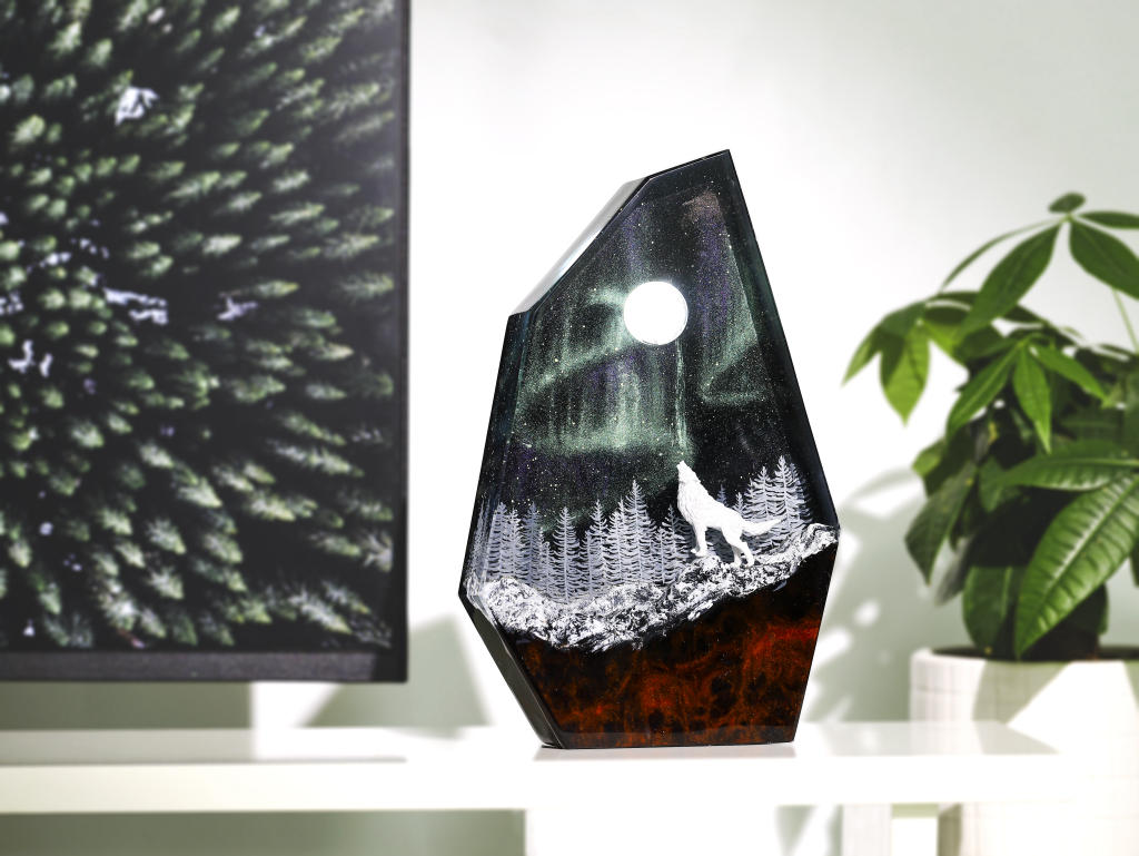 Aurora Borealis Howling Wolf Lamp - Image 10