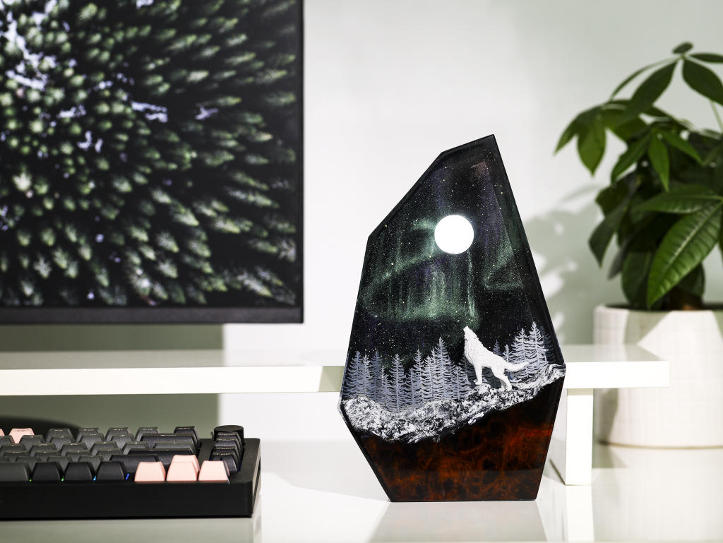 Aurora Borealis Howling Wolf Lamp - Image 16