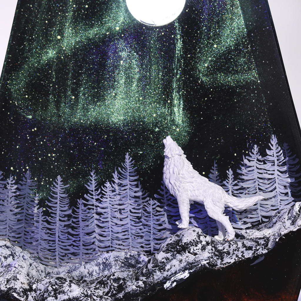 Aurora Borealis Howling Wolf Lamp - Image 15