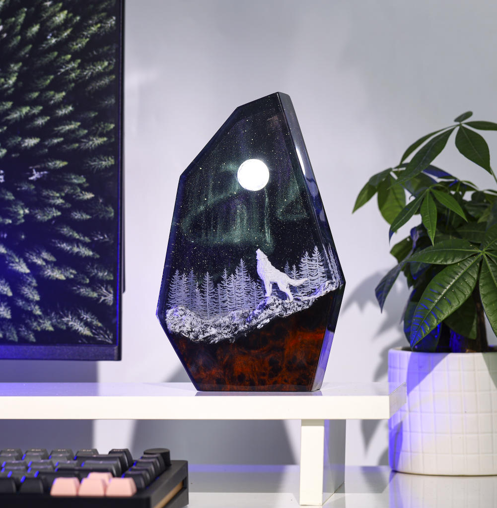 Aurora Borealis Howling Wolf Lamp - Image 14