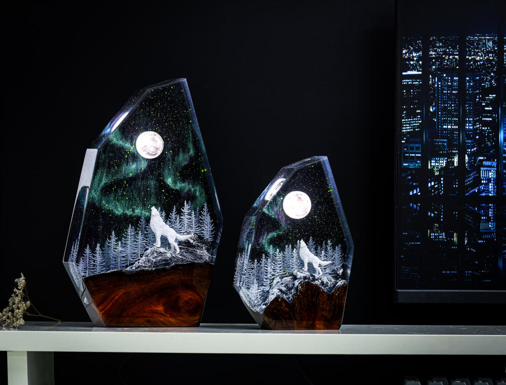 Aurora Borealis Howling Wolf Lamp - Image 3