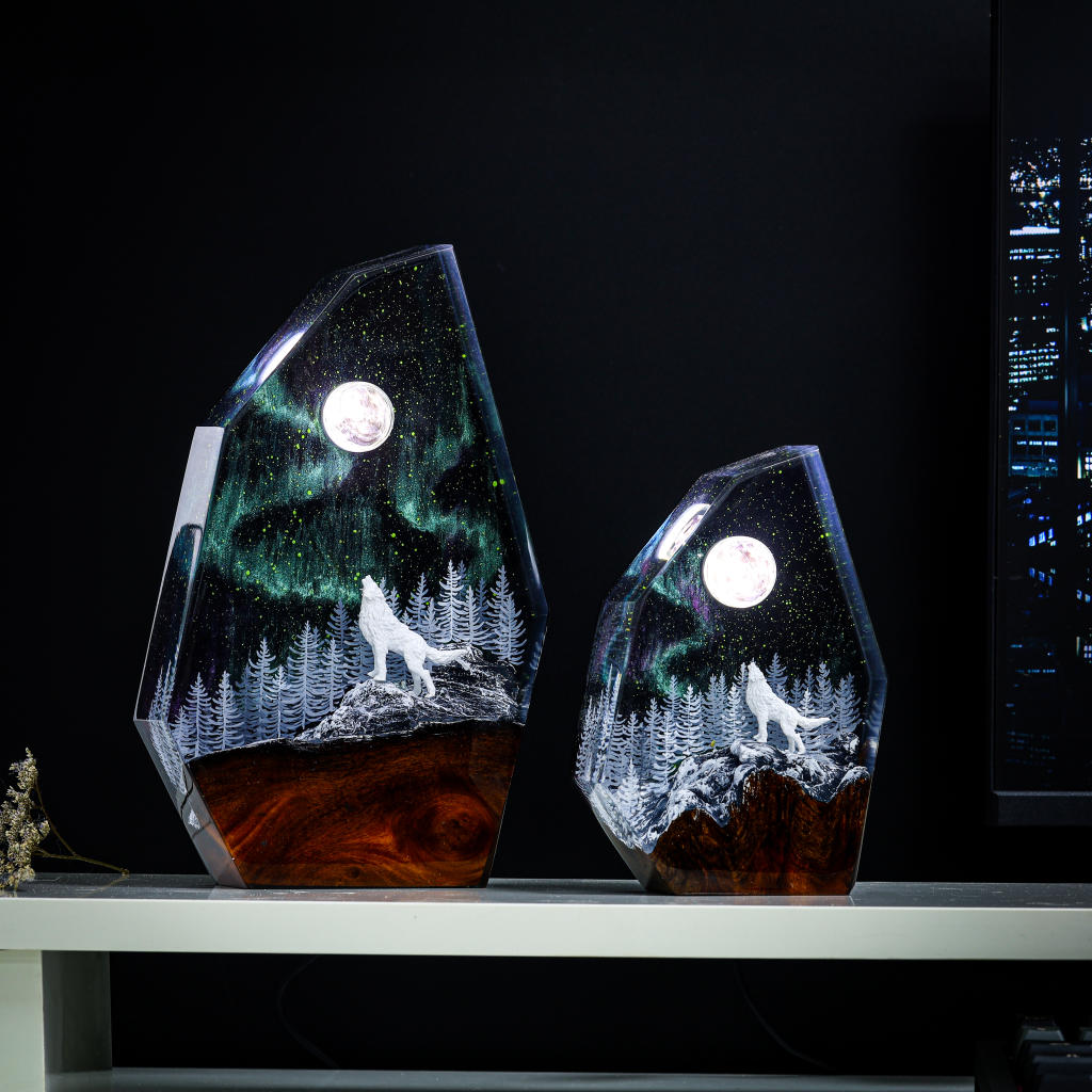 Aurora Borealis Howling Wolf Lamp - Image 2