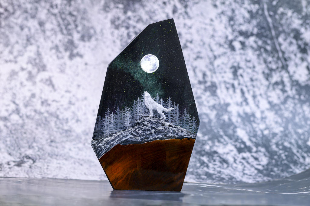 Aurora Borealis Howling Wolf Lamp - Image 18