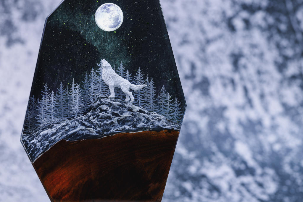 Aurora Borealis Howling Wolf Lamp - Image 17