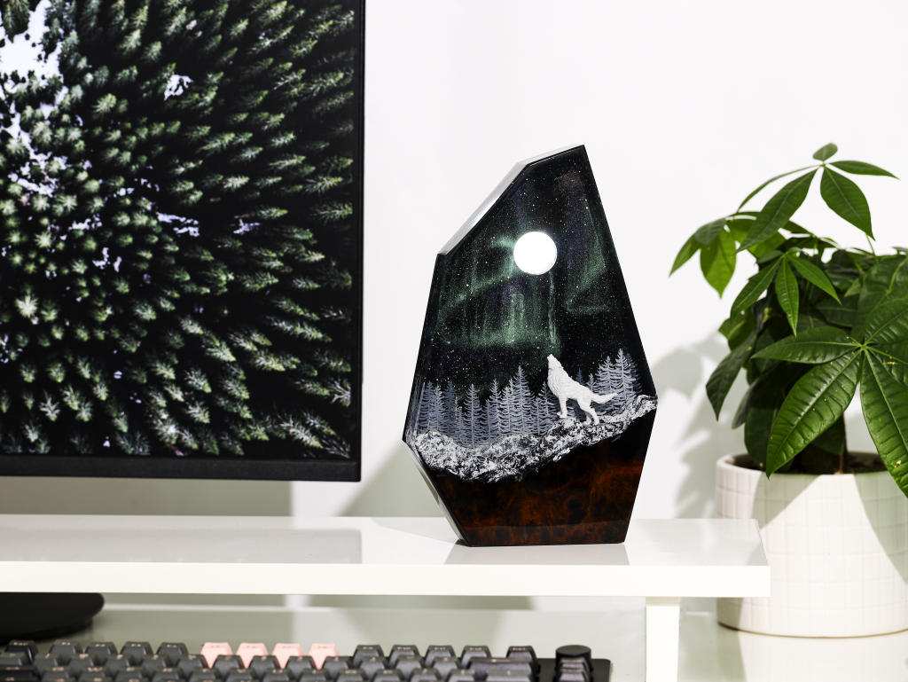 Aurora Borealis Howling Wolf Lamp - Image 9