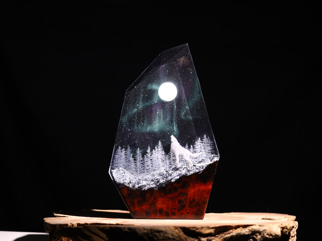 Aurora Borealis Howling Wolf Lamp - Image 8