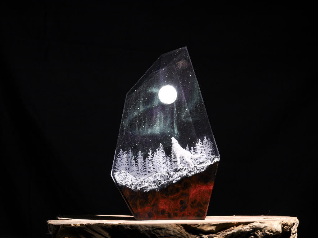 Aurora Borealis Howling Wolf Lamp - Image 6